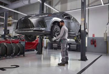 ميكانيكي يستخدم مقياس ضغط الإطارات.