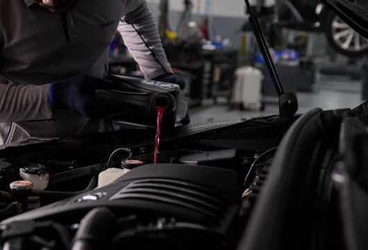 شخص يسكب سائل تبريد السيارة