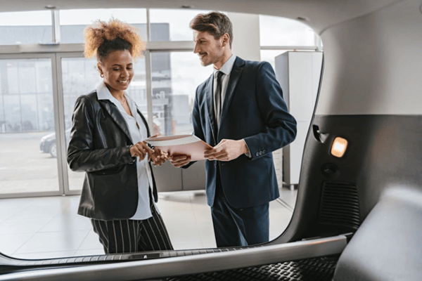 Dealer Consulting Client about Car