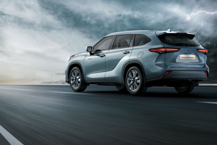 A gray Highlander on a road