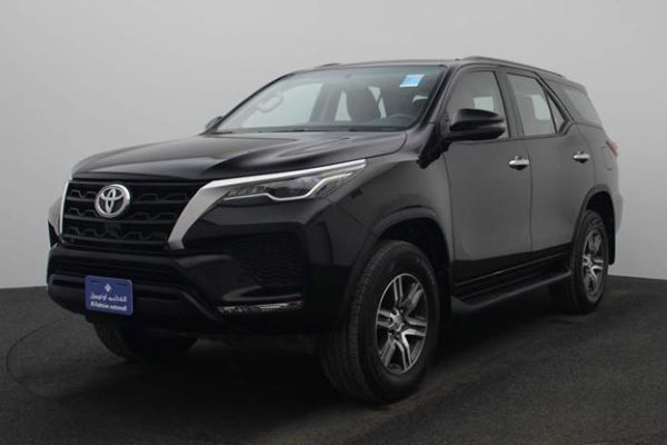 منظر أمامي لسيارة تويوتا فورتشنر سوداء اللون