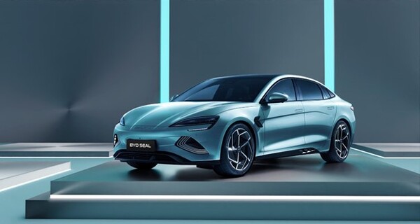 الواجهة الأمامية لسيارة بي واي دي سيل الكهربائية باللون الأزرق الفاتح.