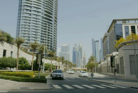 سيارات على الطرق بالقرب من المباني الشاهقة في دبي