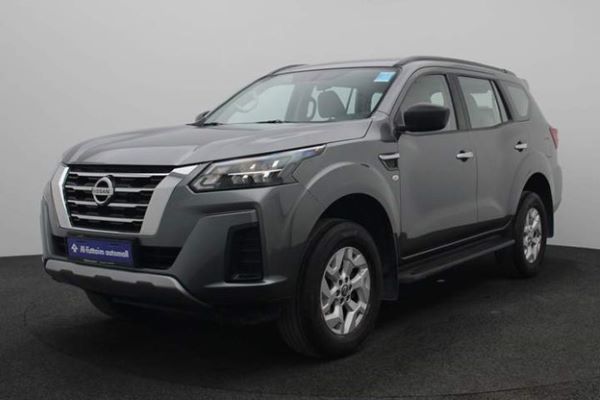 منظر أمامي لسيارة نيسان إكستيرا باللون الرمادي