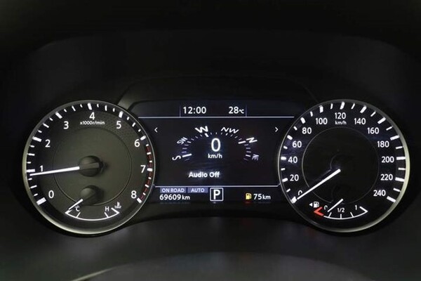 لوحة القيادة في سيارة نيسان باترول