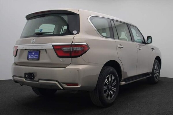 منظر الزاوية الخلفية لسيارة نيسان باترول