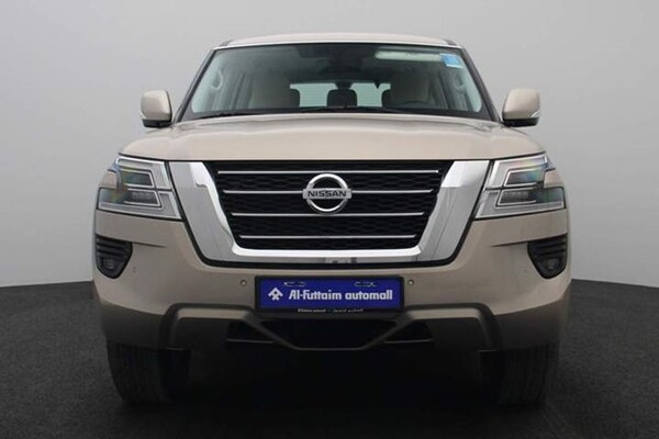 منظر أمامي خارجي لسيارة نيسان باترول