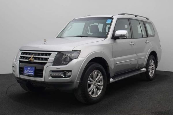 منظر أمامي لسيارة ميتسوبيشي باجيرو باللون الفضي