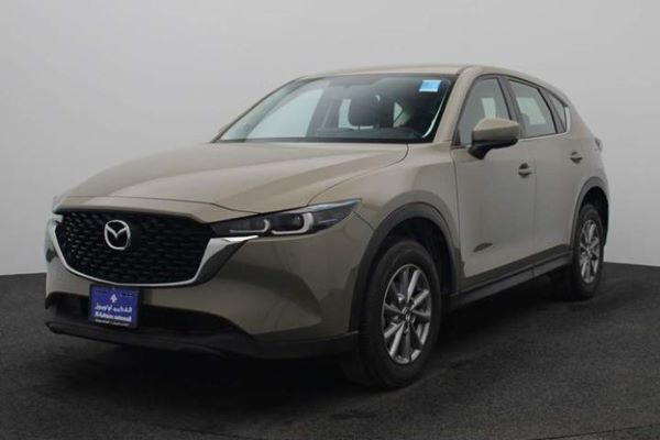 منظر أمامي لسيارة مازدا CX-5 باللون الذهبي