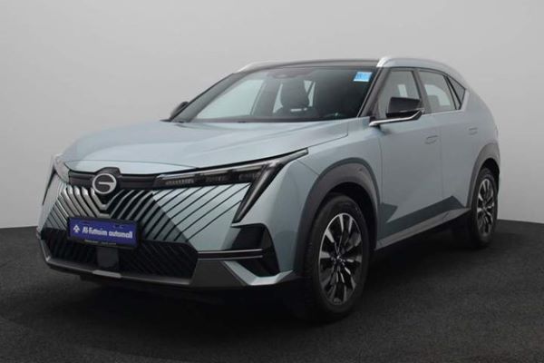 منظر أمامي لسيارة GAC خضراء. EMKOO