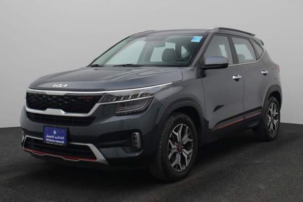 منظر أمامي لسيارة كيا سيلتوس باللون الرمادي