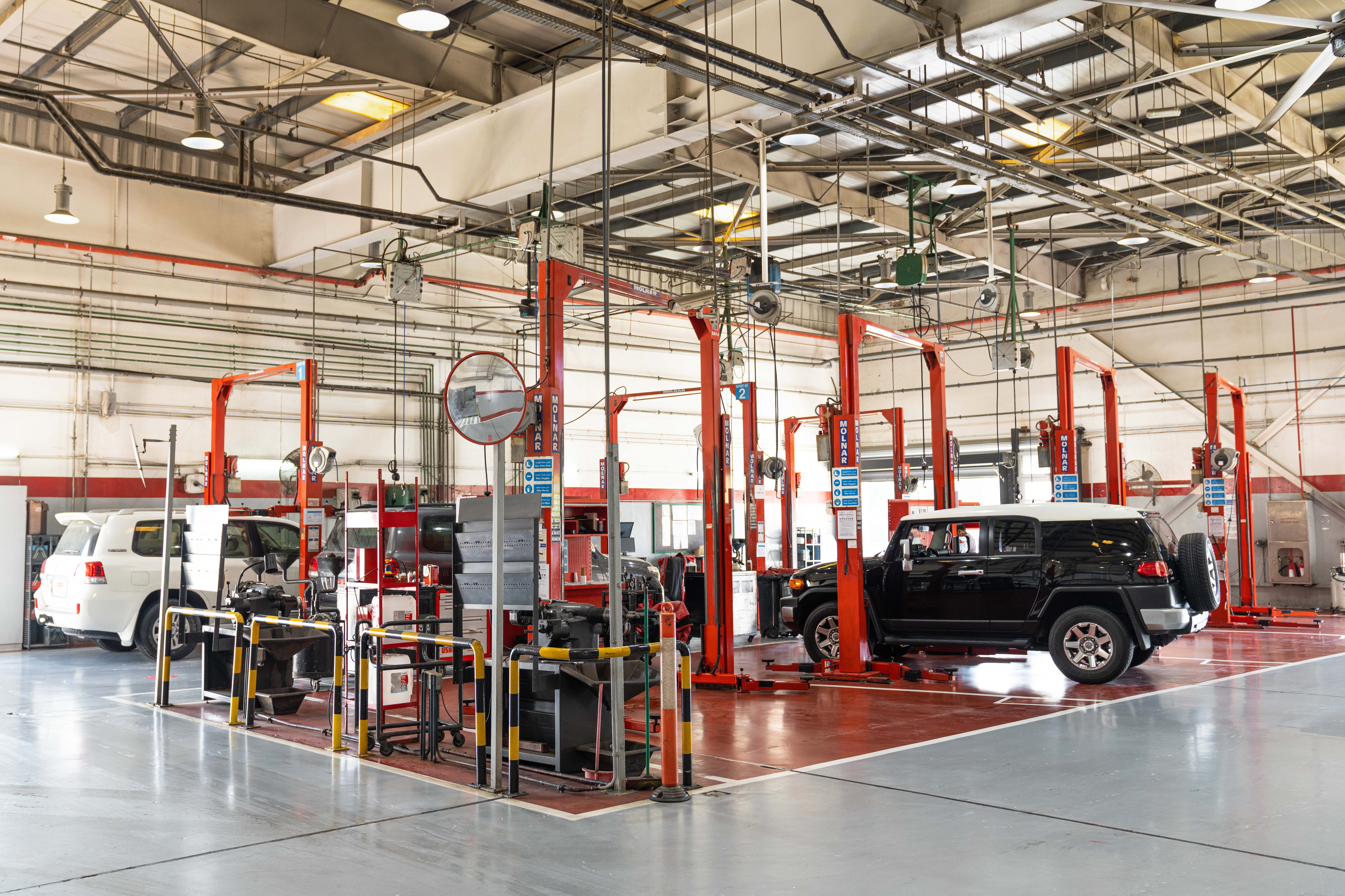 Abu Dhabi, Airport Road Service Center
