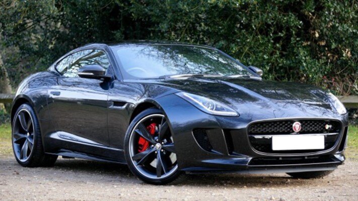 صورة أمامية لسيارة جاكوار F-Type سوداء