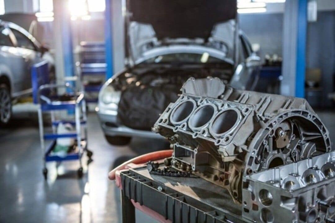 صورة مقربة لمحرك سيارة V6 مفكك، من فريبيك