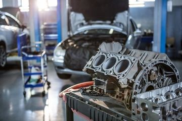 صورة مقربة لمحرك سيارة V6 مفكك، من فريبيك