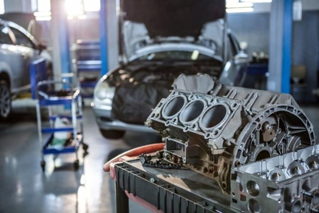 صورة مقربة لمحرك سيارة V6 مفكك، من فريبيك