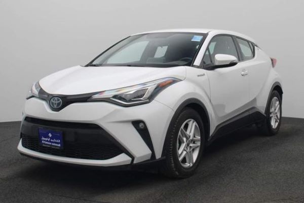 منظر أمامي لسيارة تويوتا C-HR هايبرد بيضاء