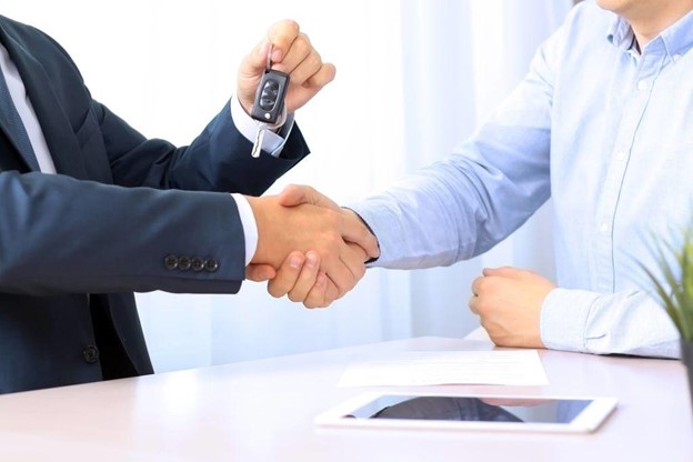 صفقة سيارة توضح قروض السيارات في الإمارات