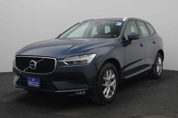 منظر أمامي لسيارة فولفو XC60 زرقاء اللون